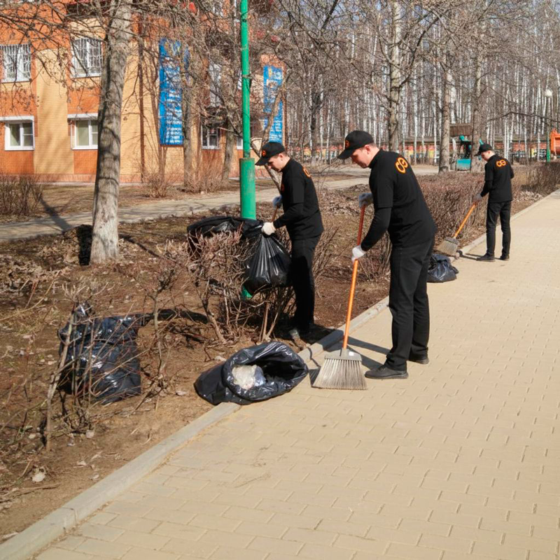 Уборка листьев в Торезе